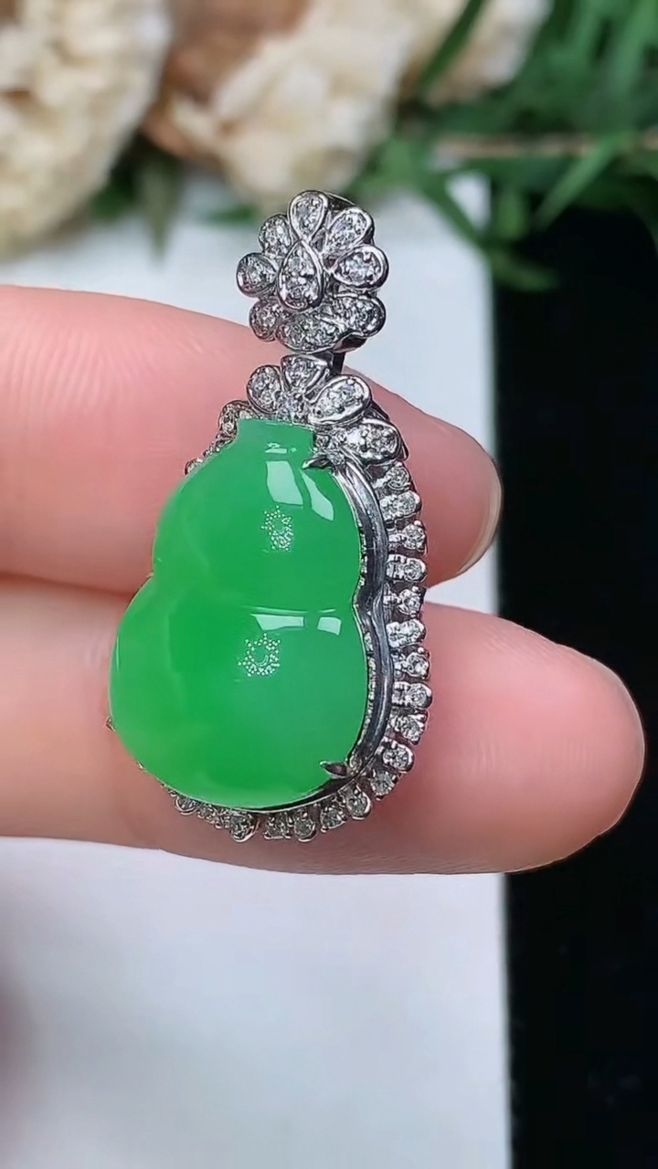 天然A货翡翠葫芦吊坠，尺寸28.3-15-11.2，裸石16.3-11.9
3月23日，重量:4.81g