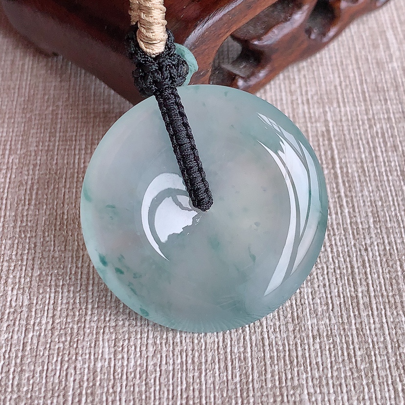 天然A货翡翠飘花平安扣吊坠 
尺寸32.8-6mm 重量18.50g 0322