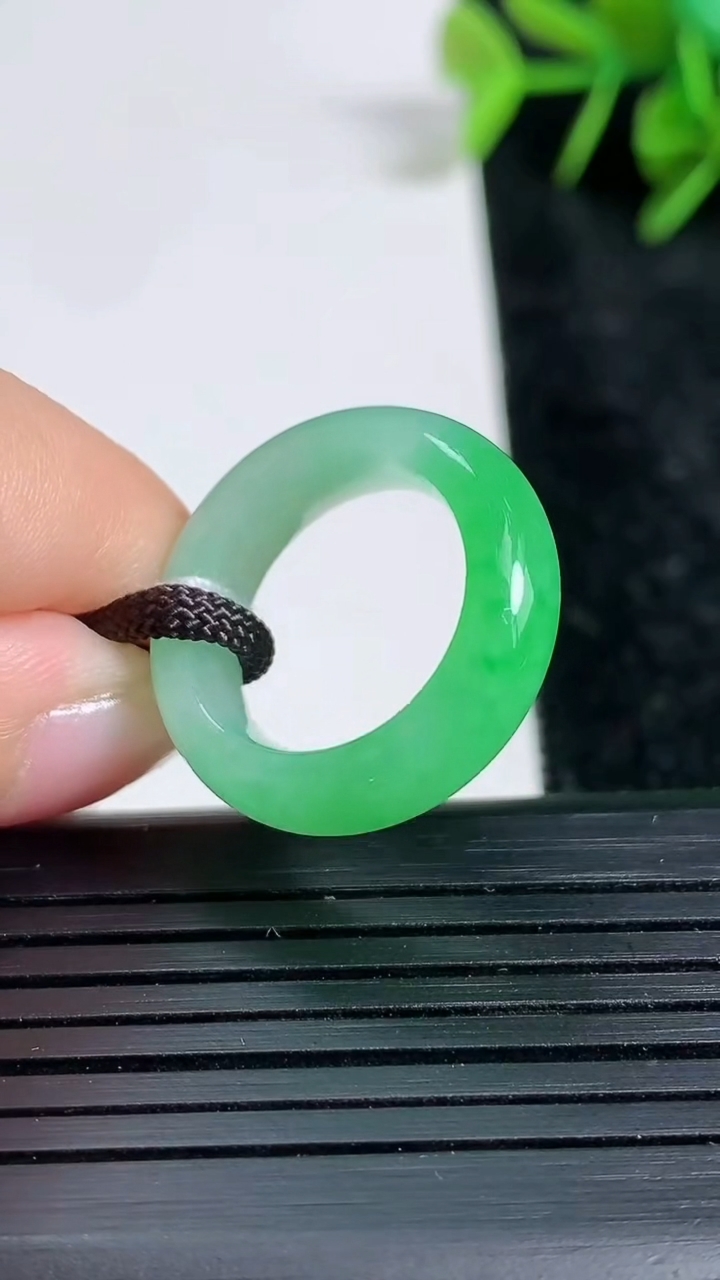 天然A货翡翠指环戒指尺寸15.1-6-3.7重量:3.85g2026年3月23日
工厂直销收藏佳品,