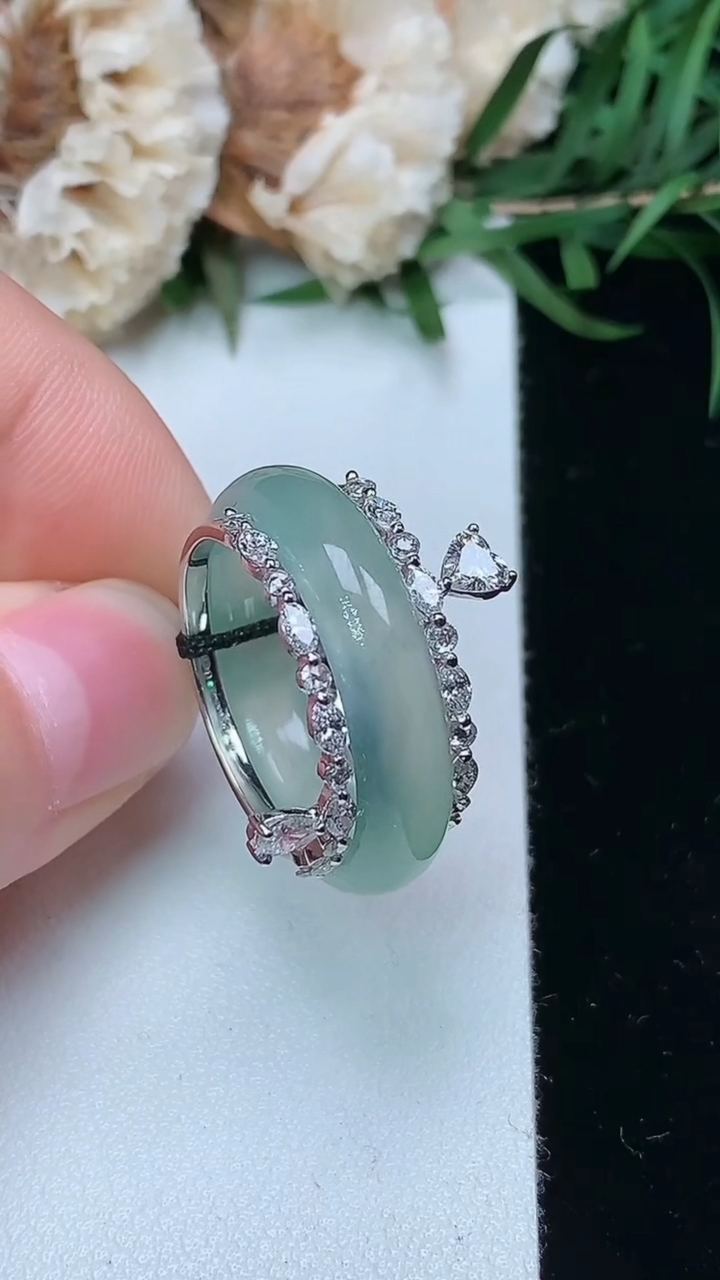 天然A货翡翠指环戒指，尺寸17.8-5.2-3，重量:5.73g2026年3月23日
工厂直销收藏佳