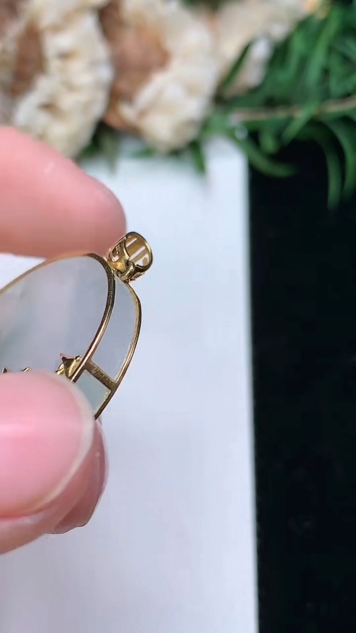 天然A货翡翠无事牌吊坠，尺寸25-4，重量:6.59g
3月23日