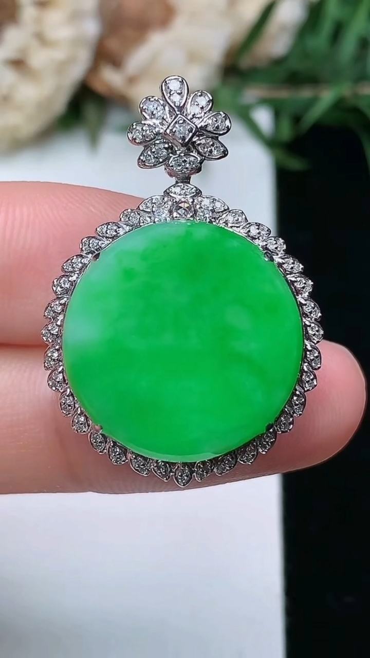 天然A货翡翠无事牌吊坠，尺寸31-21.5-8.3，裸石17.6，重量:4.67g
3月23日