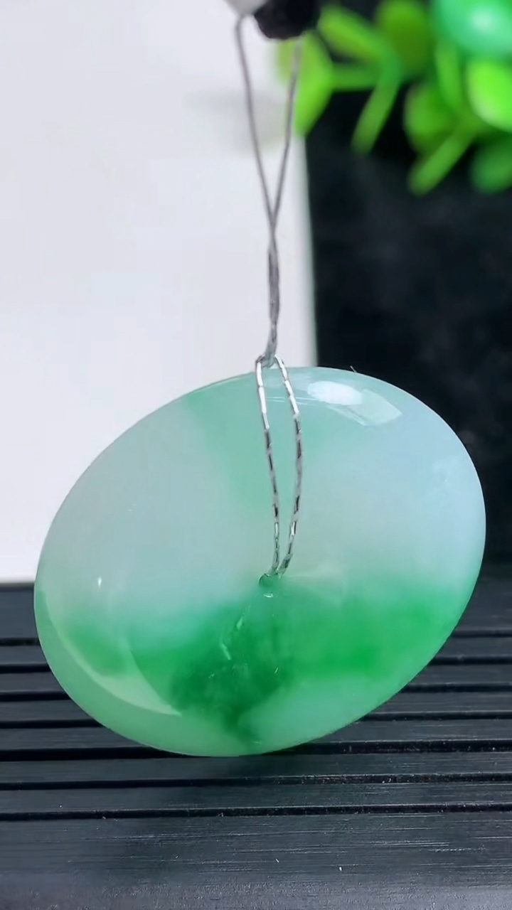 天然A货翡翠平安扣吊坠尺寸28.7-6.2重量:10.69g
3月23日