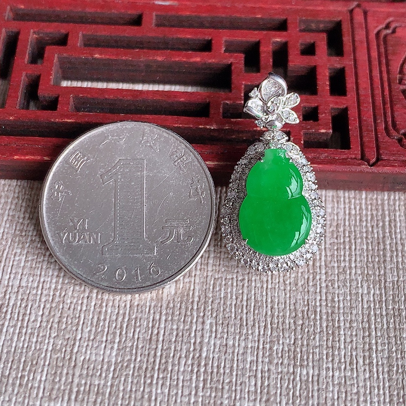 天然A货翡翠18K金伴钻镶嵌阳绿葫芦吊坠  
尺寸27.8-14.5-9.8裸石14.2-9.6mm 重量4.30g 0322