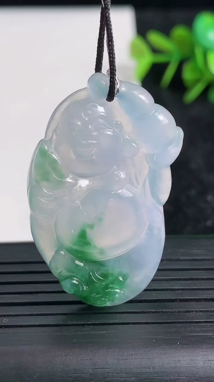 天然A货翡翠冰种飘花逍遥佛吊坠尺寸40.8-23.8-5.2重量:10.27g
3月23日