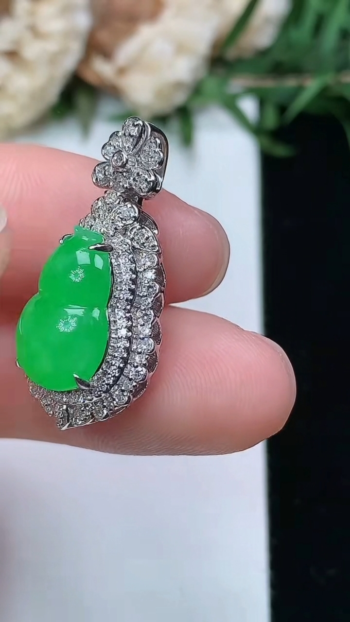 天然A货翡翠葫芦吊坠，尺寸26.2-13.2-10.8，裸石13-8.6，重量:4.00g
3月23日