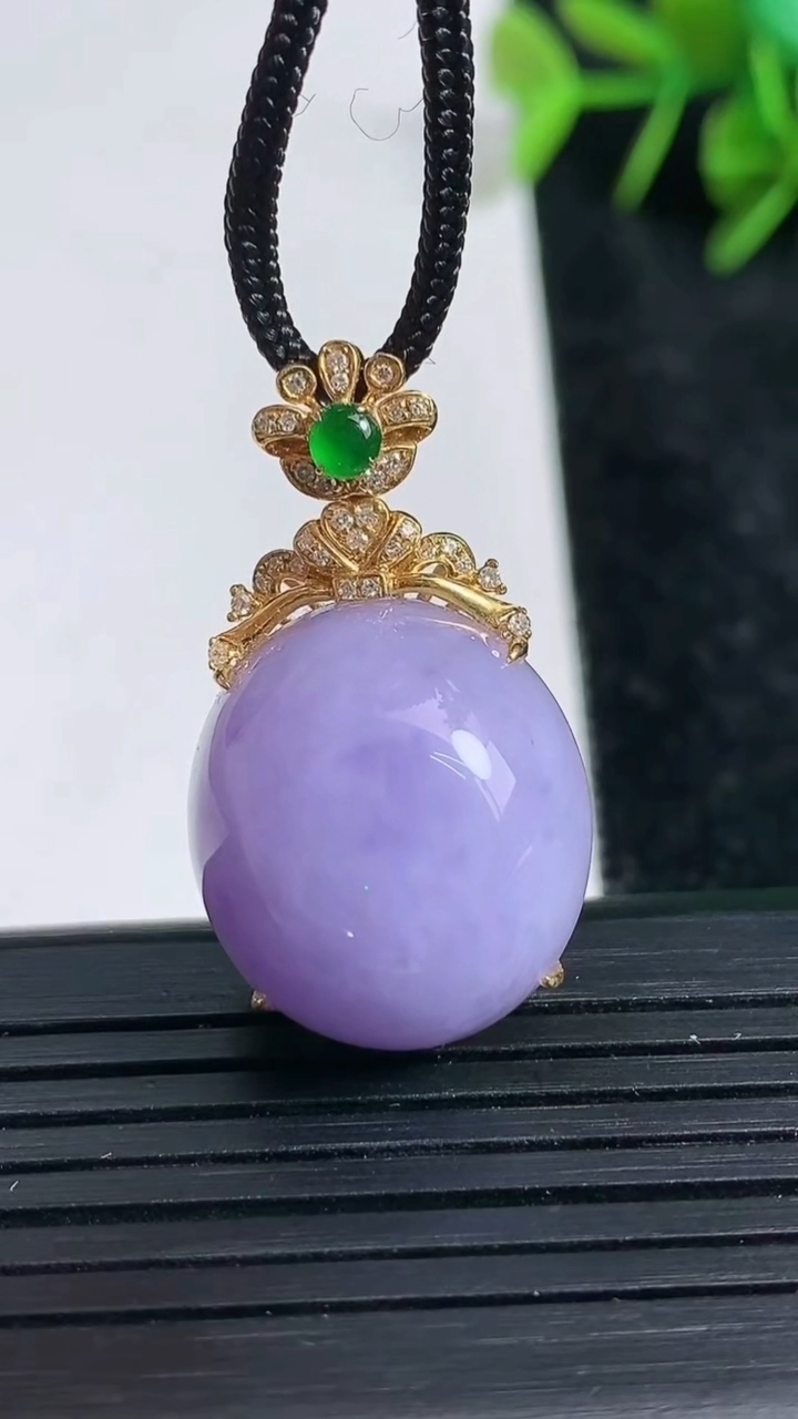 天然A货翡翠18K金紫罗兰蛋面吊坠尺寸31.6-19.9-18.1-12.6重量:9.09g
3月2