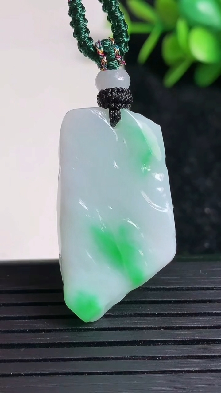 天然A货翡翠原石吊坠尺寸34-19.1-6.1重量:10.58g
3月23日