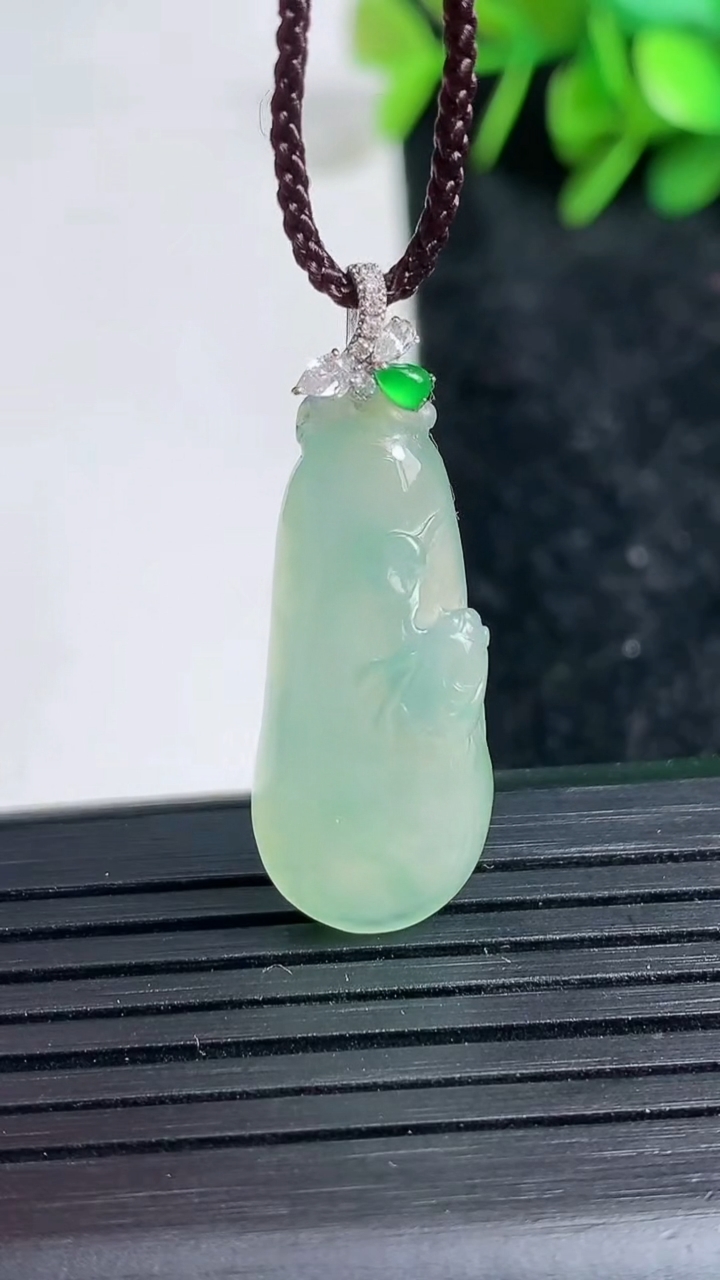 天然A货翡翠福瓜吊坠尺寸27.7-11.9-7.9重量:4.24g
3月23日