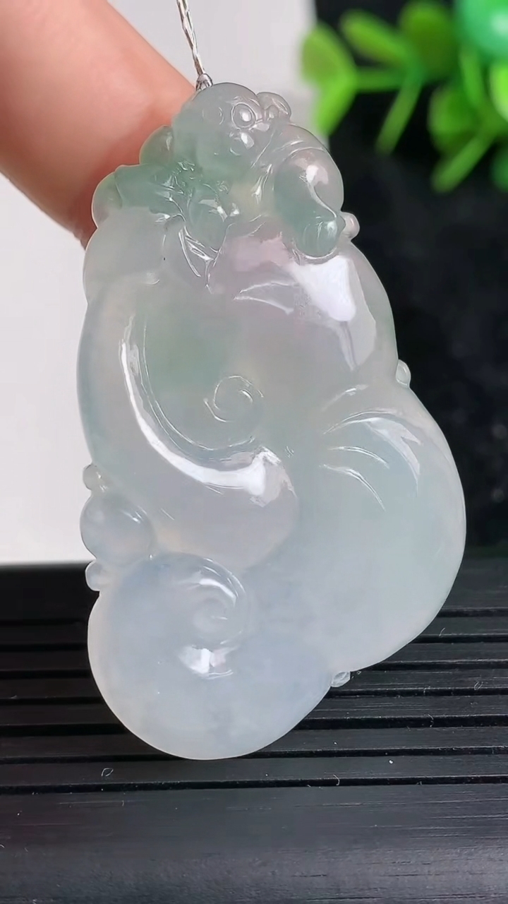 天然A货翡翠如意吊坠尺寸46.2-29.2-5.9重量:15.15g
3月23日