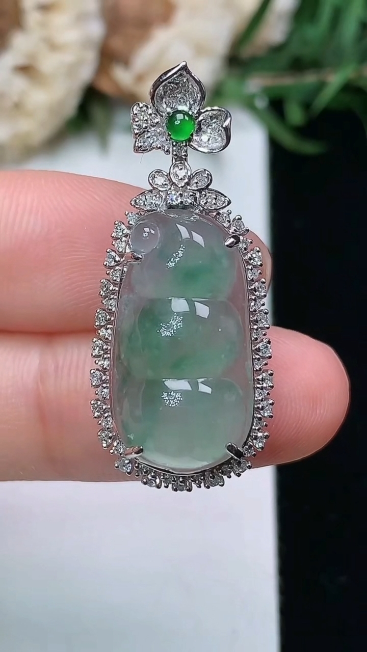 天然A货翡翠飘花福豆吊坠，尺寸32.5-14-9.5，裸石19-10.6，重量:4.03g
3月23