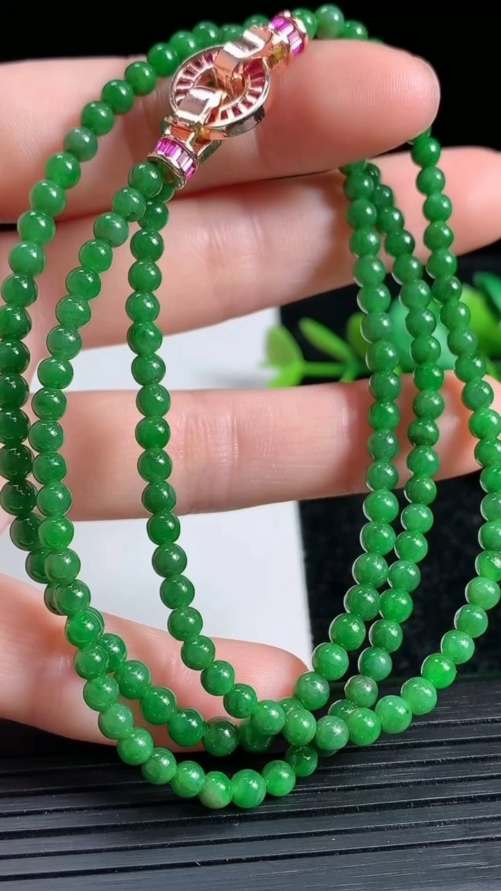 天然A货翡翠圆珠项链尺寸3.4-168颗重量:16.59g3月23日
工厂直销收藏佳品,种好水足，色