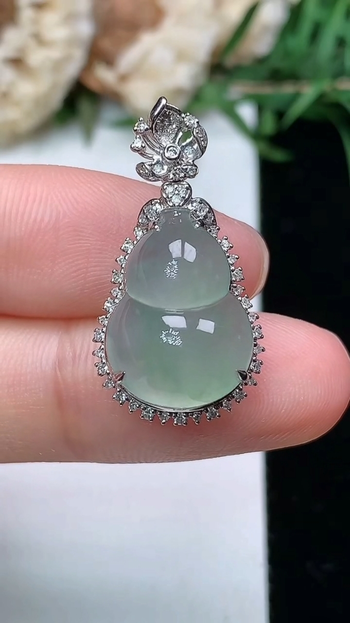 天然A货翡翠葫芦吊坠，尺寸25.9-13.9-10，裸石15.8-11.4，重量:2.86g
3月2