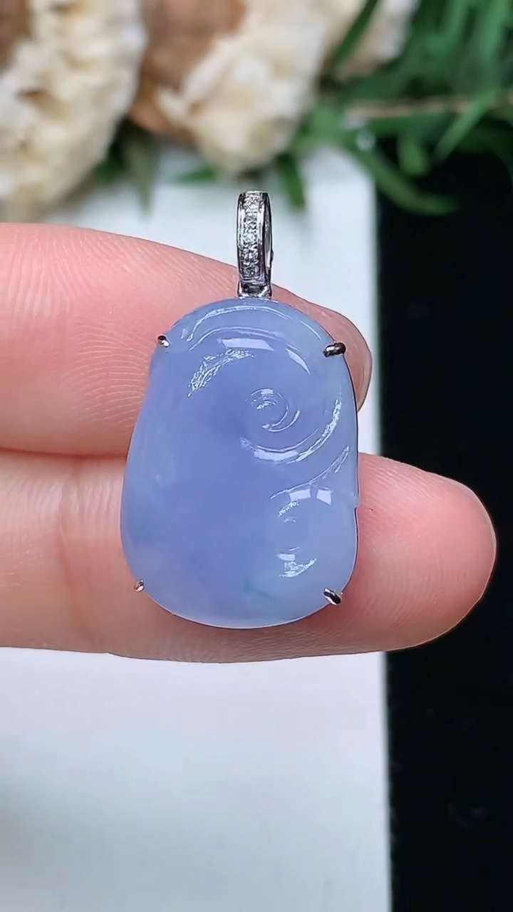 天然A货翡翠k金紫罗兰 飘花如意吊坠，尺寸18.2-13.4-5.3，重量:2.66g
3月23日