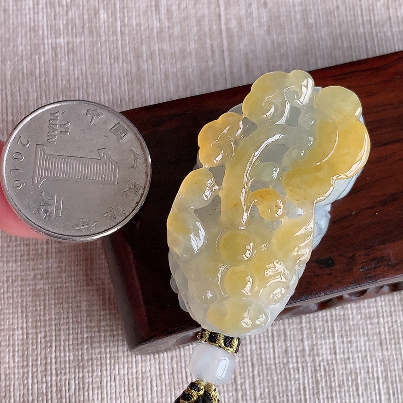 天然A货翡翠飘黄翡招财貔貅吊坠 
尺寸43.6-25-18mm 重量45.00g 0322