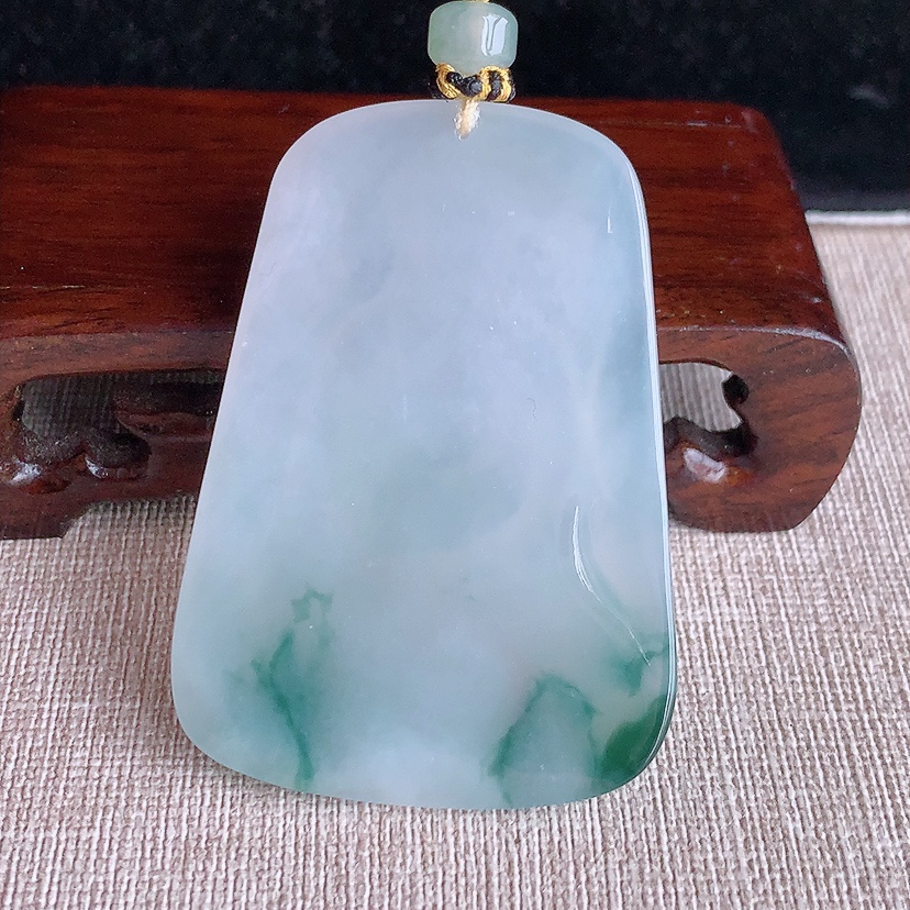 天然A货翡翠飘花观音吊坠 
尺寸57.8-40.8-5.8mm 重量36.50g 0322