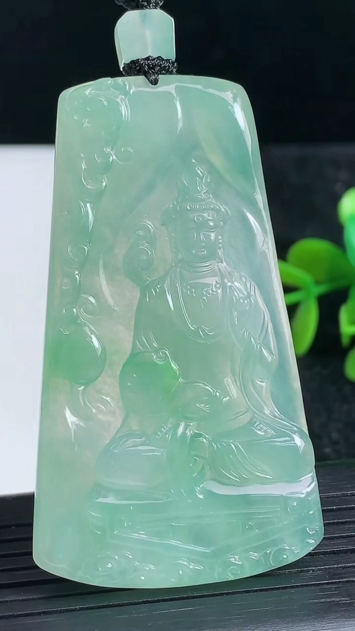 天然A货翡翠观音菩萨吊坠尺寸61.7-35.3-5重量:29.42g
3月23日