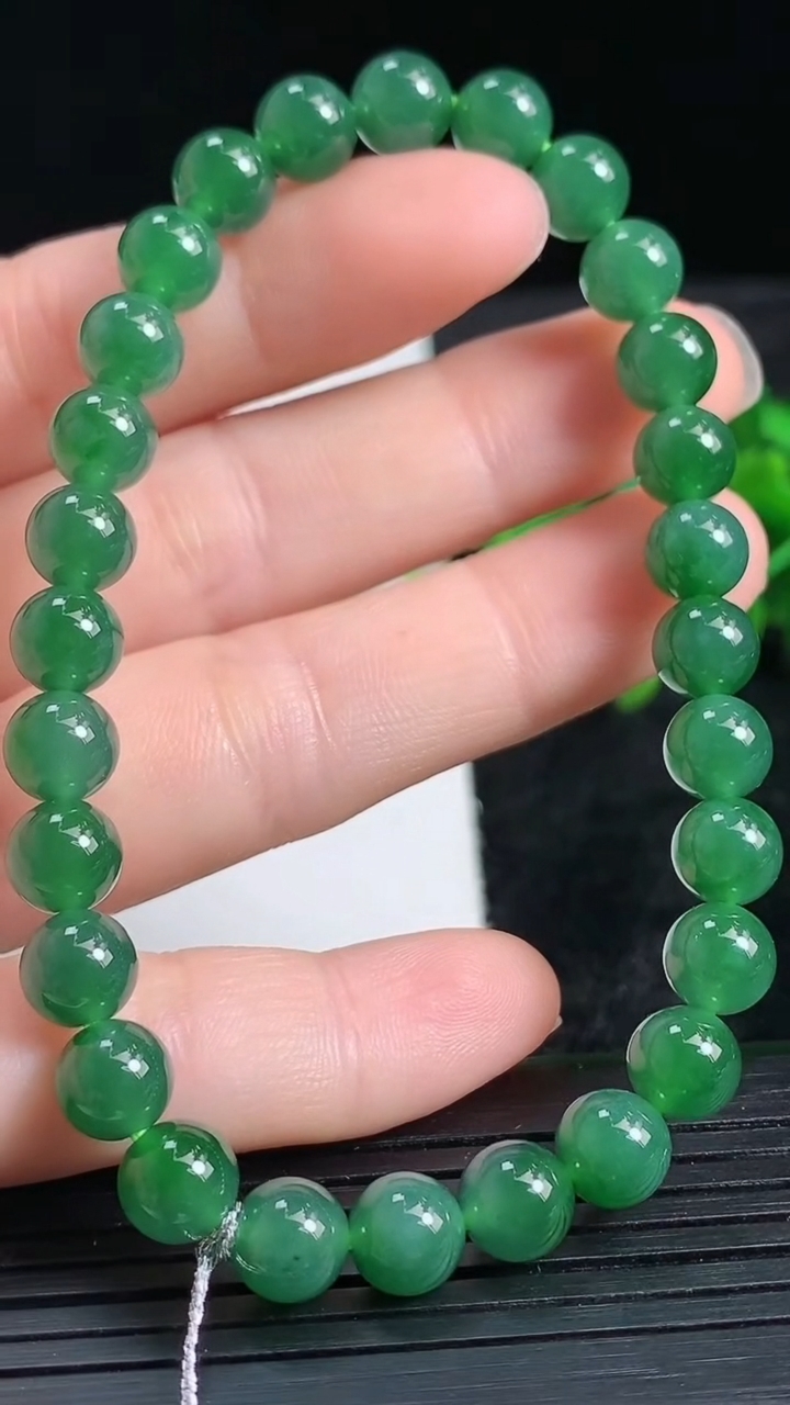 天然A货翡翠蓝水圆珠手串尺寸6.7-28颗重量:15.39g3月24日
工厂直销收藏佳品,种好水足，色泽均匀，有种有色，上手高大气！