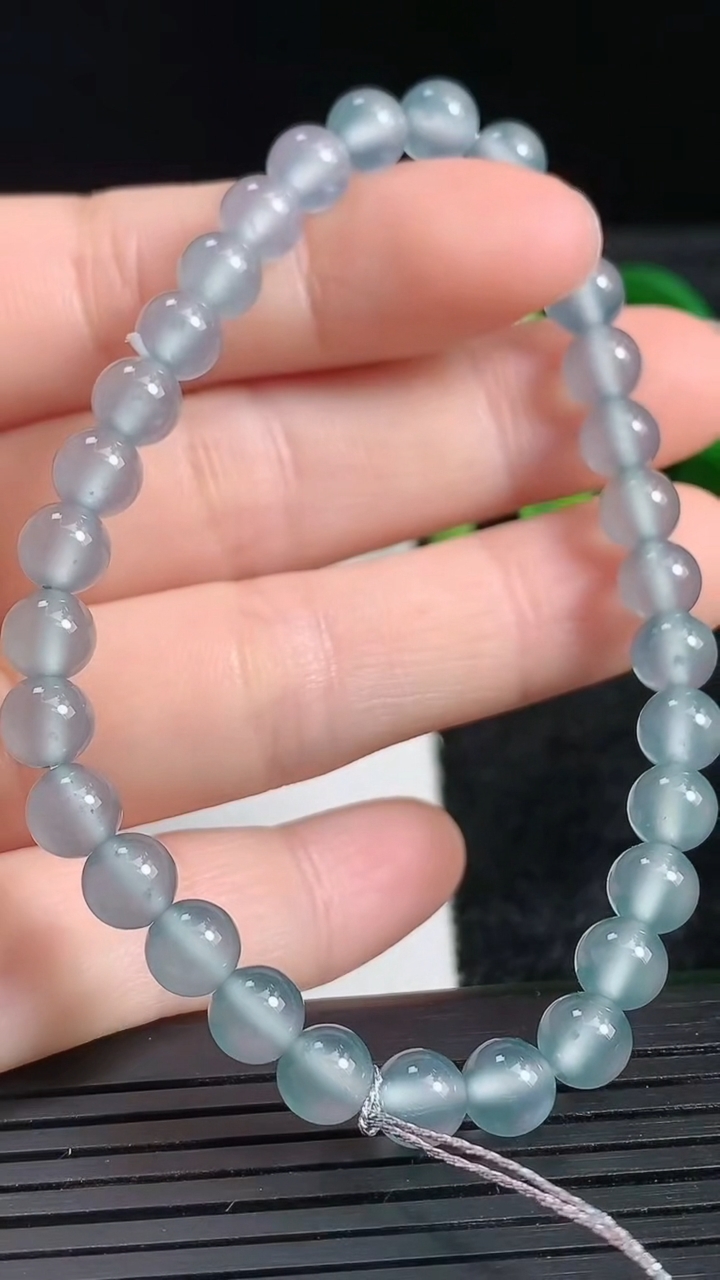 天然A货翡翠圆珠手串尺寸5.8-31颗重量:10.73g3月24日
工厂直销收藏佳品,种好水足，色泽均匀，有种有色，上手高大气！