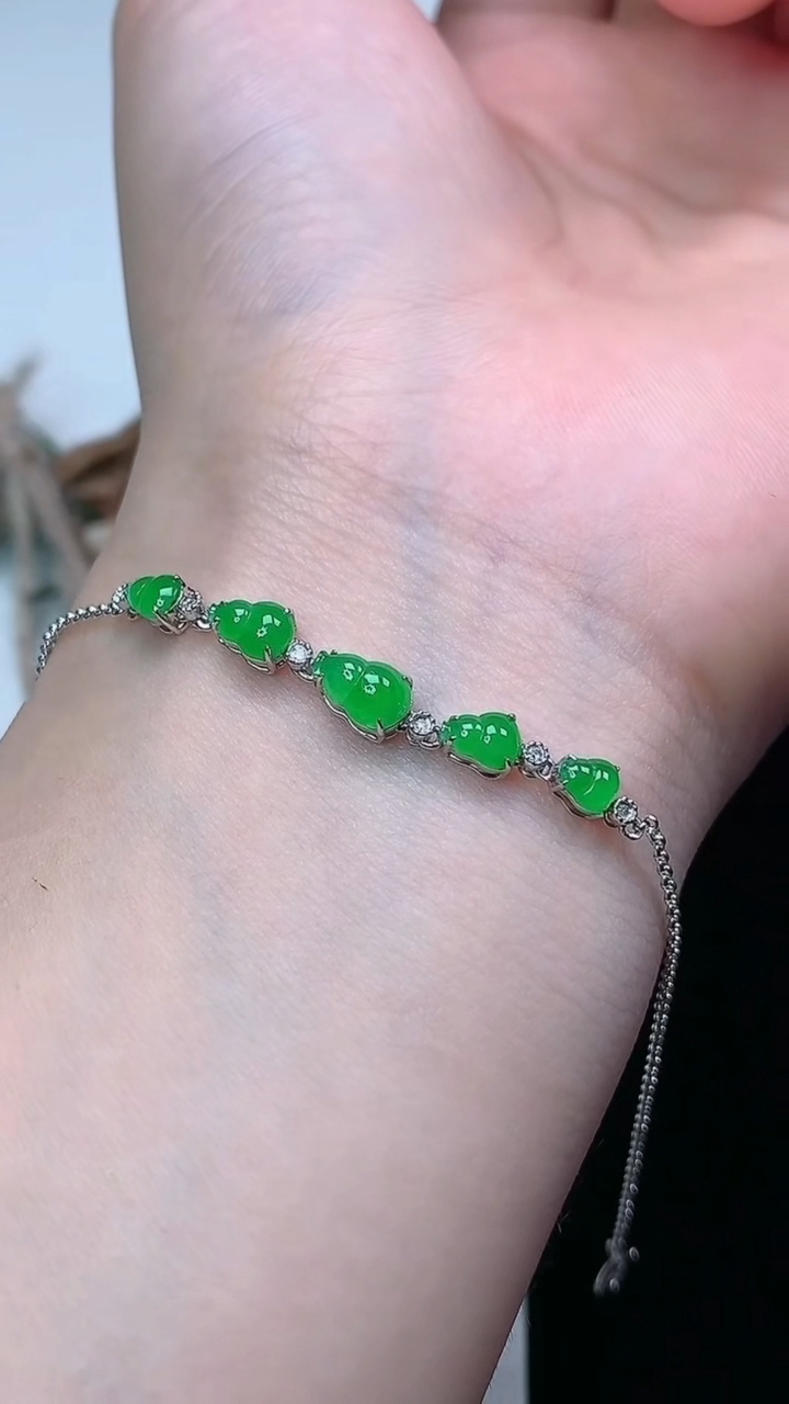 天然A货翡翠葫芦手链，尺寸6.6-4.3-4.3，重量:2.26g
3月24日