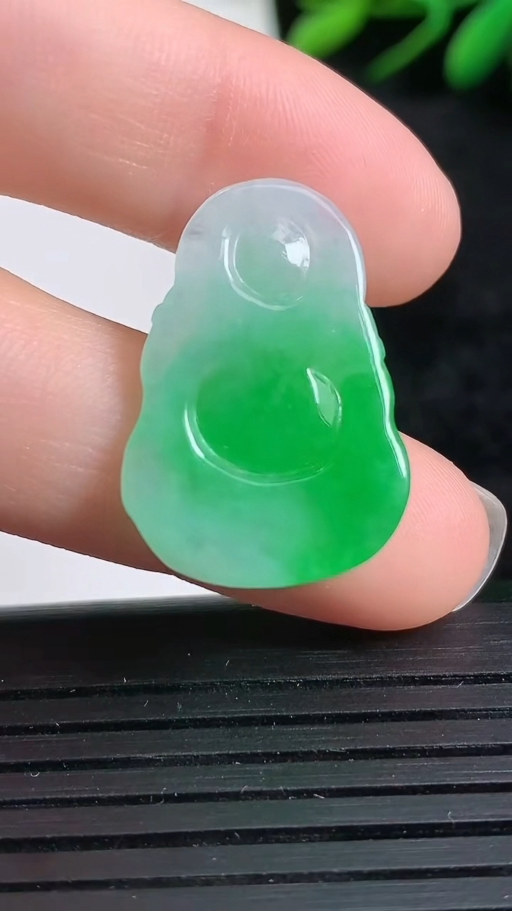 天然A货翡翠财神爷吊坠尺寸23.7-16.5-4.7重量:2.85g
3月24日