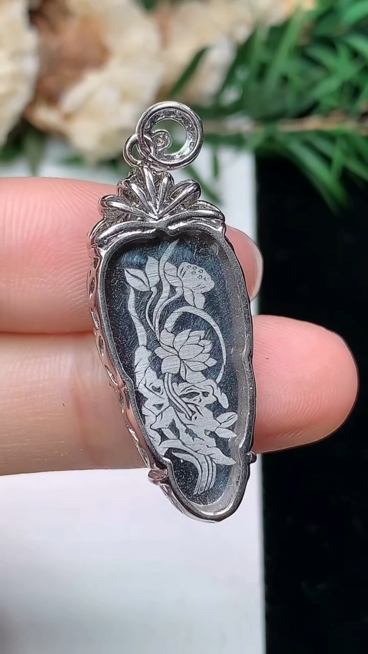 天然A货翡翠金枝玉叶 叶子吊坠，尺寸24.4-13-5.2，重量:4.00g
3月24日