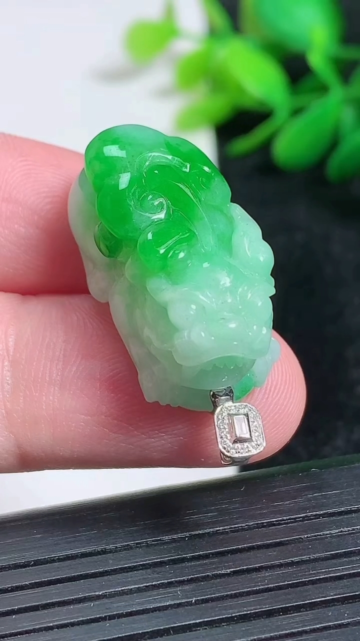 天然A货翡翠貔貅吊坠尺寸26.6-12.8-14.1重量:11.07g
3月24日