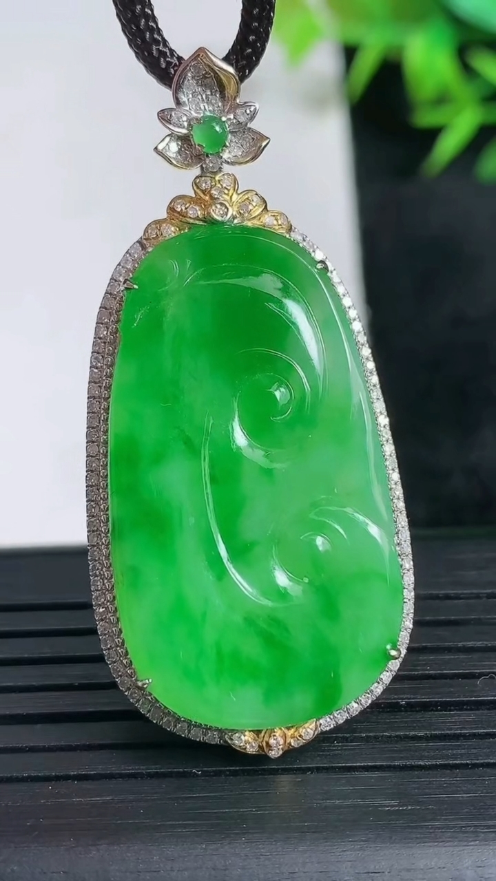 天然A货翡翠如意吊坠尺寸47.8-22.2-6.6裸石33.7-18.7重量:6.69g
3月24日