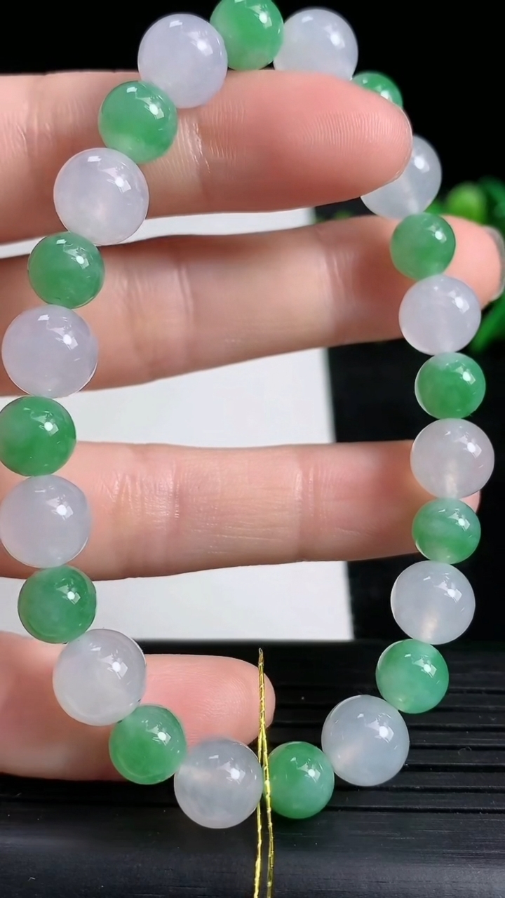 天然A货翡翠圆珠手串尺寸8.2-7.2-24颗重量:21.22g3月24日
工厂直销收藏佳品,种好水足，色泽均匀，有种有色，上手高大气！