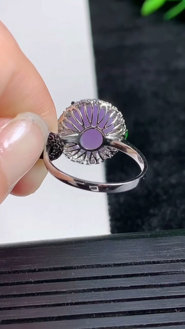 天然A货翡翠18K金紫罗兰蛋面戒指尺寸18.3-11.4-10.8重量:3.73g2026年3月24日
工厂直销收藏佳品,种好水足，色泽均匀，有种有色，上手高大气！