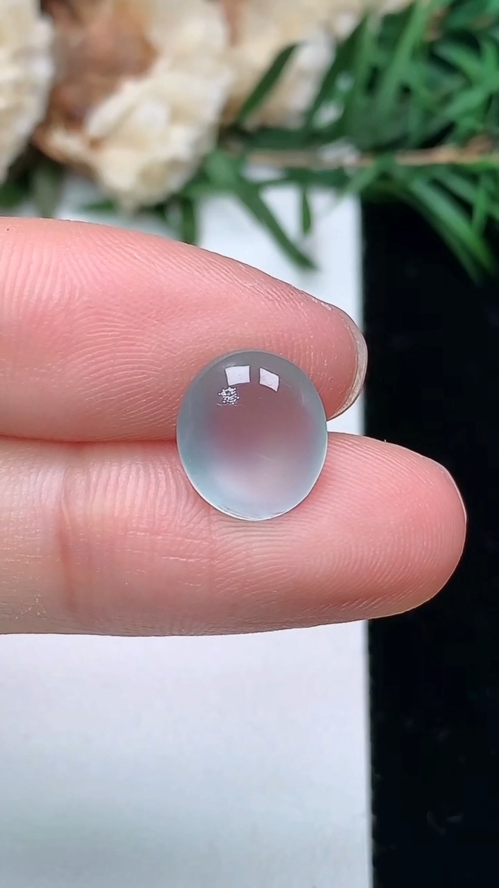 天然A货翡翠白冰蛋面镶嵌件，尺寸10.4-9-4.2，重量:0.66g
3月24日