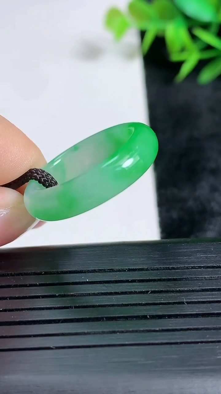 天然A货翡翠指环戒指尺寸18.5-5.5-3.3重量:3.49g2026年3月24日
工厂直销收藏佳品,种好水足，色泽均匀，有种有色，上手高大气！