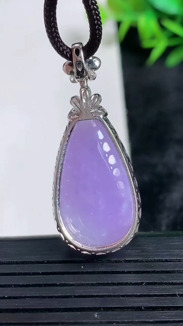 天然A货翡翠18K金紫罗兰水滴吊坠尺寸39.2-16-10.2裸石25.6-13.8重量:6.26g
3月24日