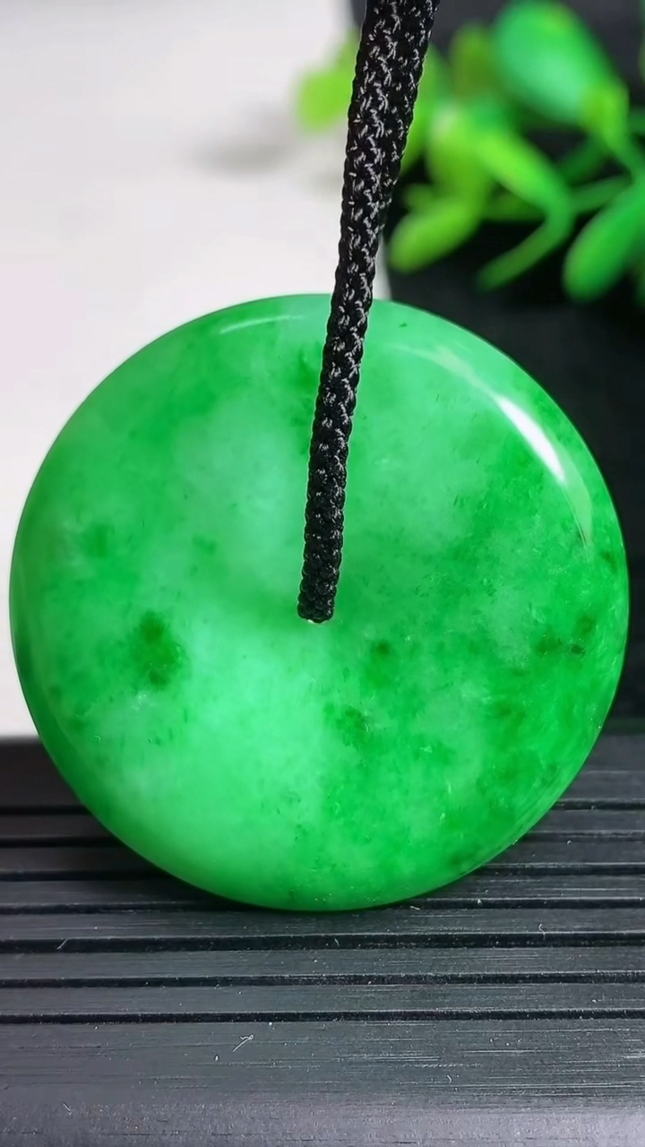 天然A货翡翠平安扣吊坠尺寸36.7-6.1重量:17.80g
3月24日