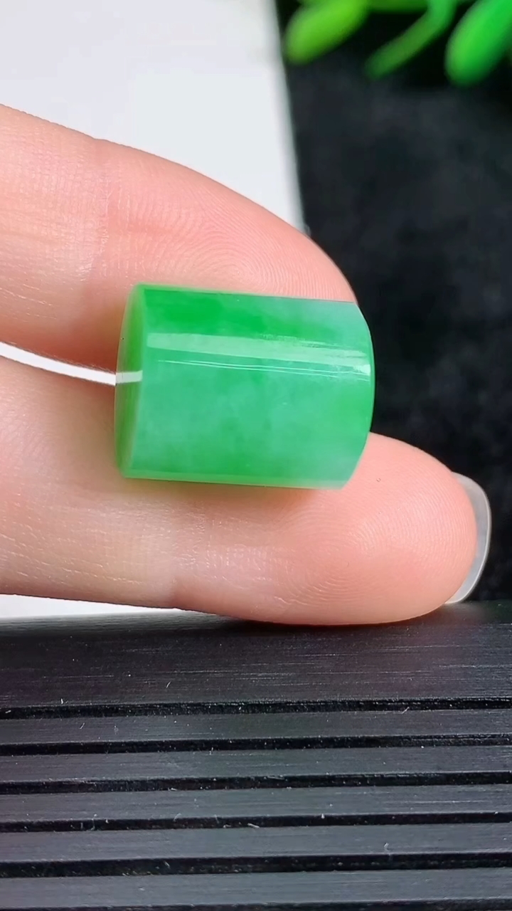 天然A货翡翠平安柱镶嵌件尺寸11.3-13.4重量:4061g
3月24日