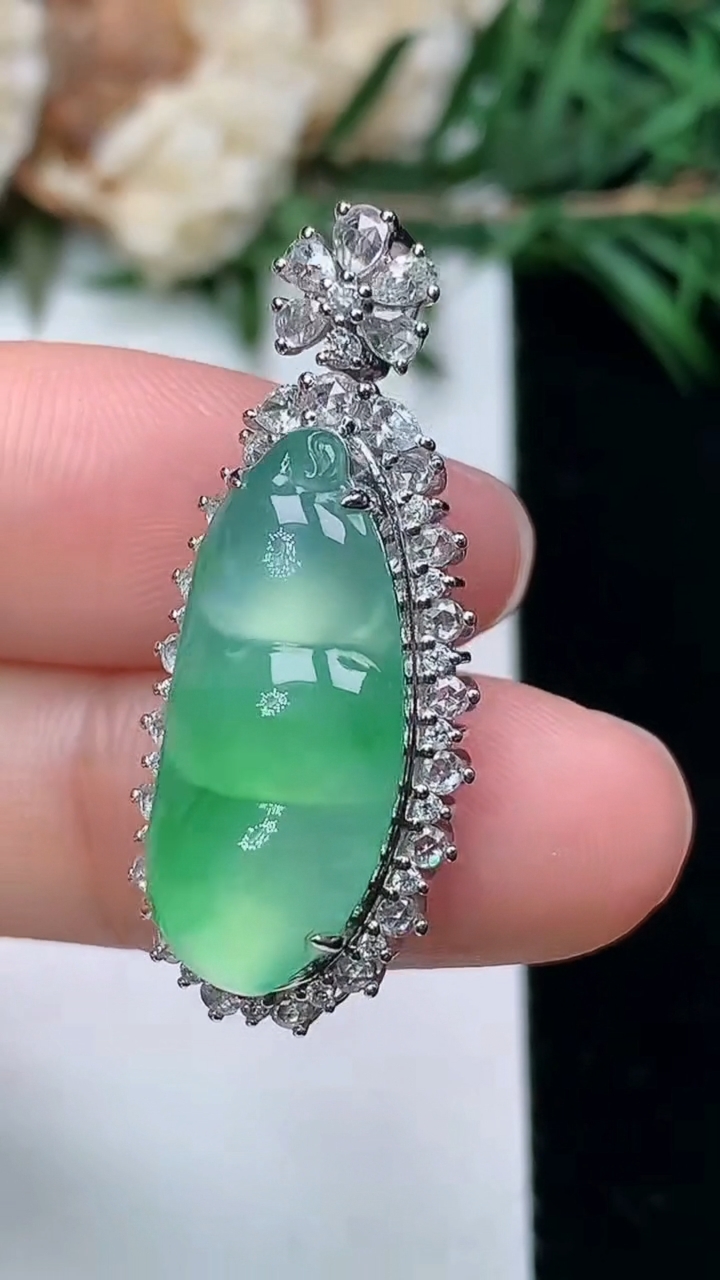 天然A货翡翠福豆吊坠，尺寸32.3-13.6-10，裸石21.6-9.2，重量:4.62g
3月24日