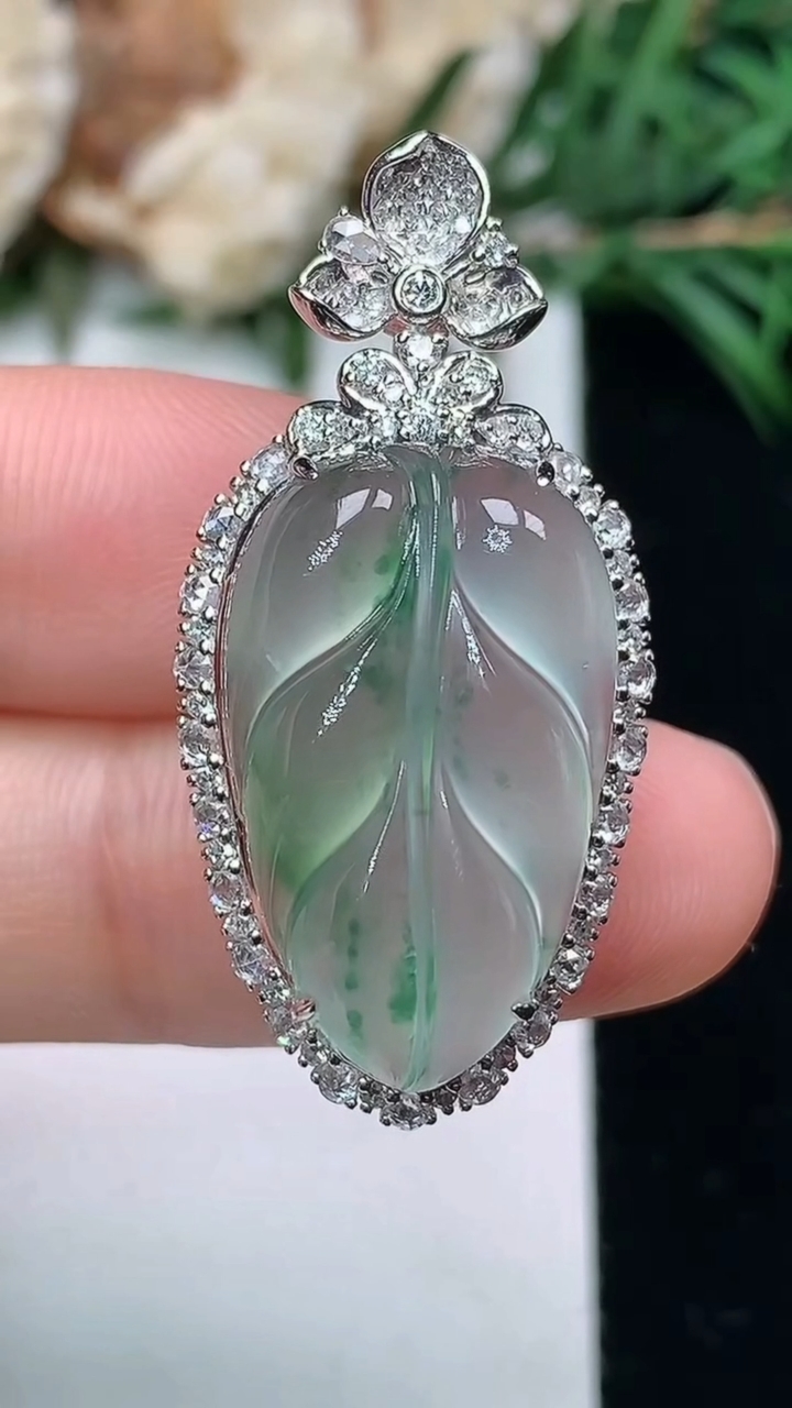 天然A货翡翠金枝玉叶 叶子吊坠，尺寸35-16.8-10.6，裸石21.8-13.3，重量:5.00