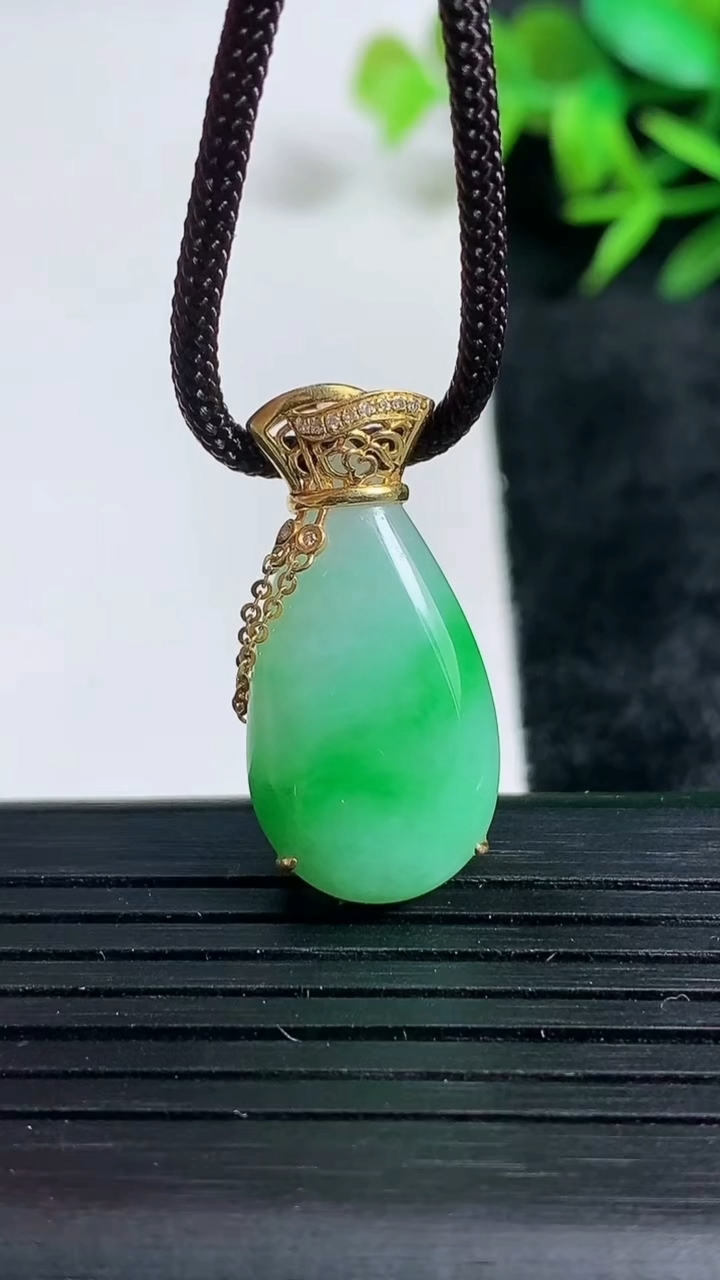 天然A货翡翠福袋吊坠尺寸26.7-13.2-6.9重量:4.22g
3月24日