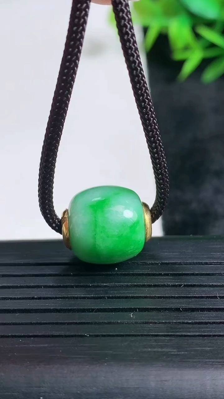 天然A货翡翠路路通吊坠尺寸13.2-14.8重量:4.29g
3月24日