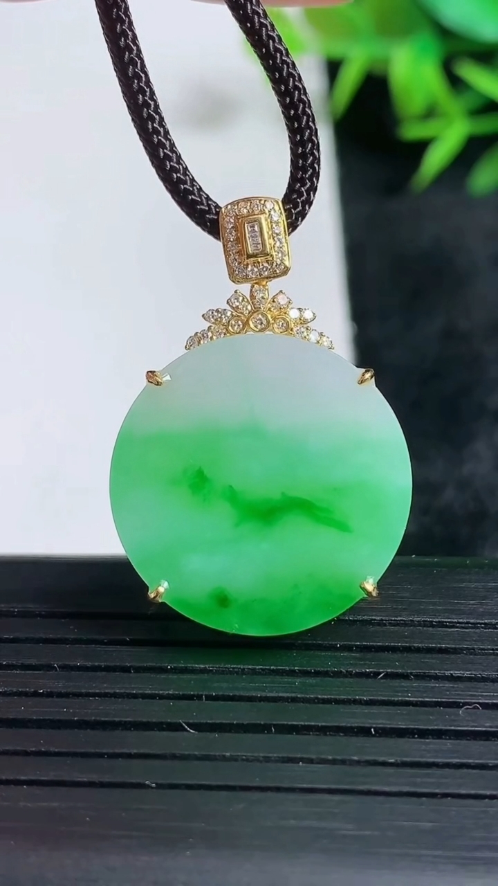 天然A货翡翠无事牌吊坠尺寸31.1-21.3-5.9重量:5.52g
3月24日