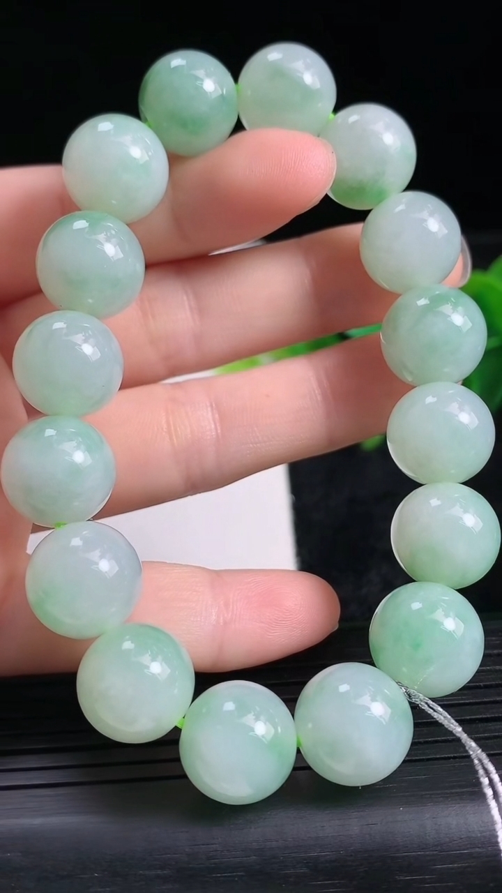 天然A货翡翠圆珠手串尺寸12.7-16颗重量:54.98g3月24日
工厂直销收藏佳品,种好水足，色泽均匀，有种有色，上手高大气！