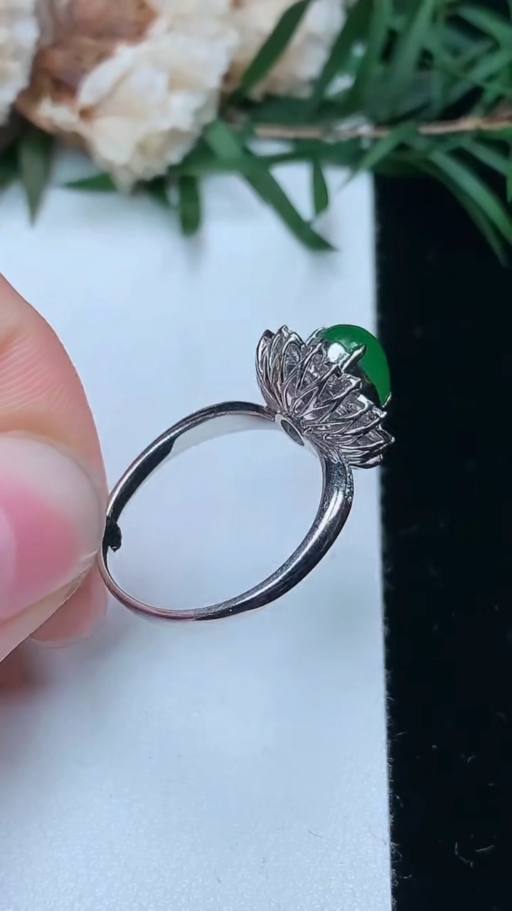 天然A货翡翠蛋面戒指，尺寸16.9-7.7-5.8，重量:3.01g2026年3月24日
工厂直销收藏佳品,种好水足，色泽均匀，有种有色，上手高大气！