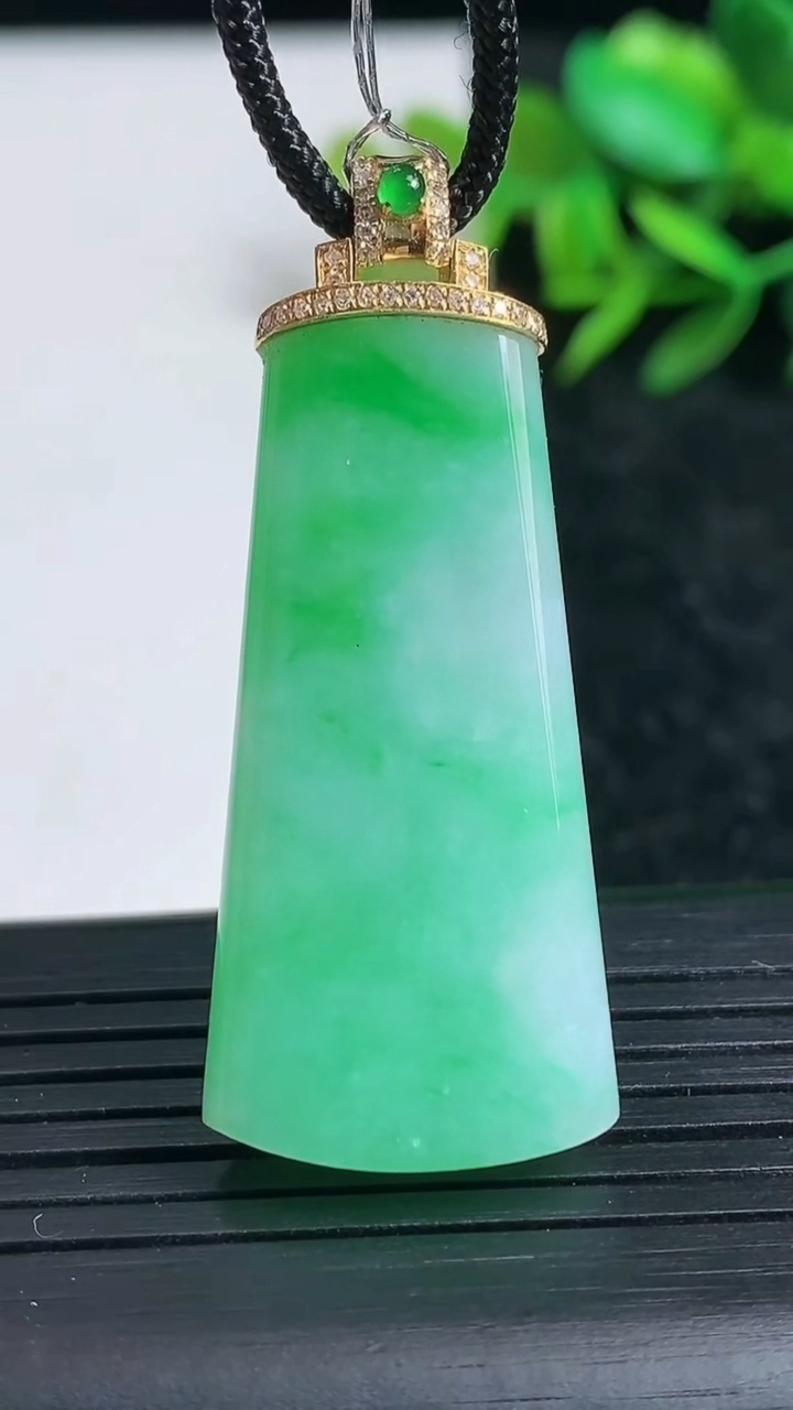 天然A货翡翠无事牌吊坠尺寸38.2-18.2-5.8重量:11.04g
3月24日