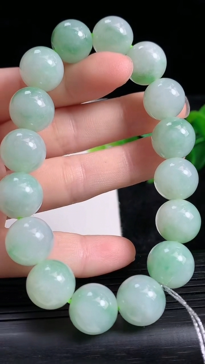 天然A货翡翠圆珠手串尺寸12.7-16颗重量:54.98g3月24日
工厂直销收藏佳品,种好水足，色泽均匀，有种有色，上手高大气！