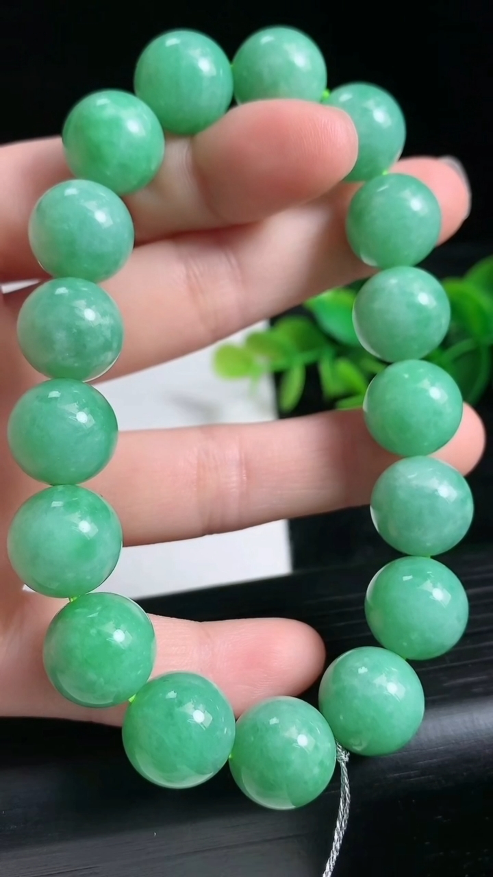 天然A货翡翠圆珠手串尺寸12.5-17颗重量:56.36g3月24日
工厂直销收藏佳品,种好水足，色