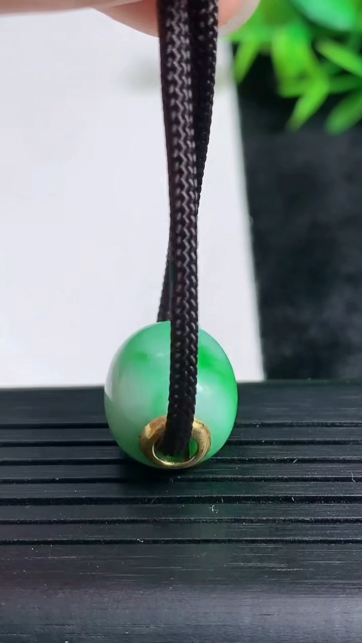 天然A货翡翠路路通吊坠尺寸13.2-14.8重量:4.29g
3月24日