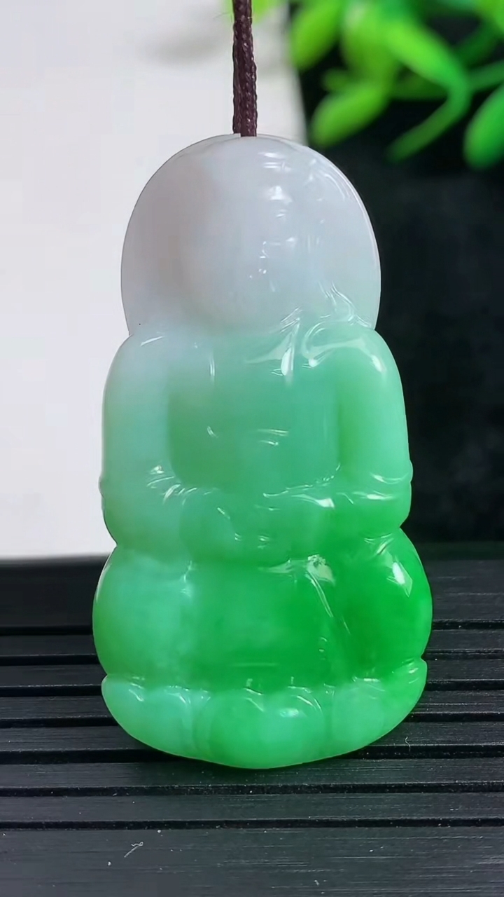 天然A货翡翠观音菩萨吊坠尺寸40.6-21.8-5.6重量:9.65g
3月24日