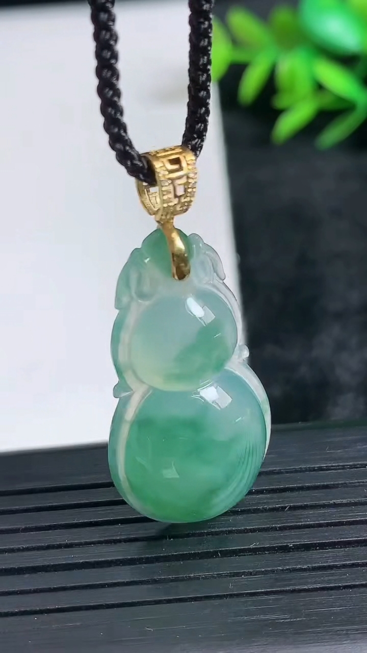 天然A货翡翠种飘花葫芦吊坠尺寸33.3-16.9-5.8重量:5.05g
3月24日