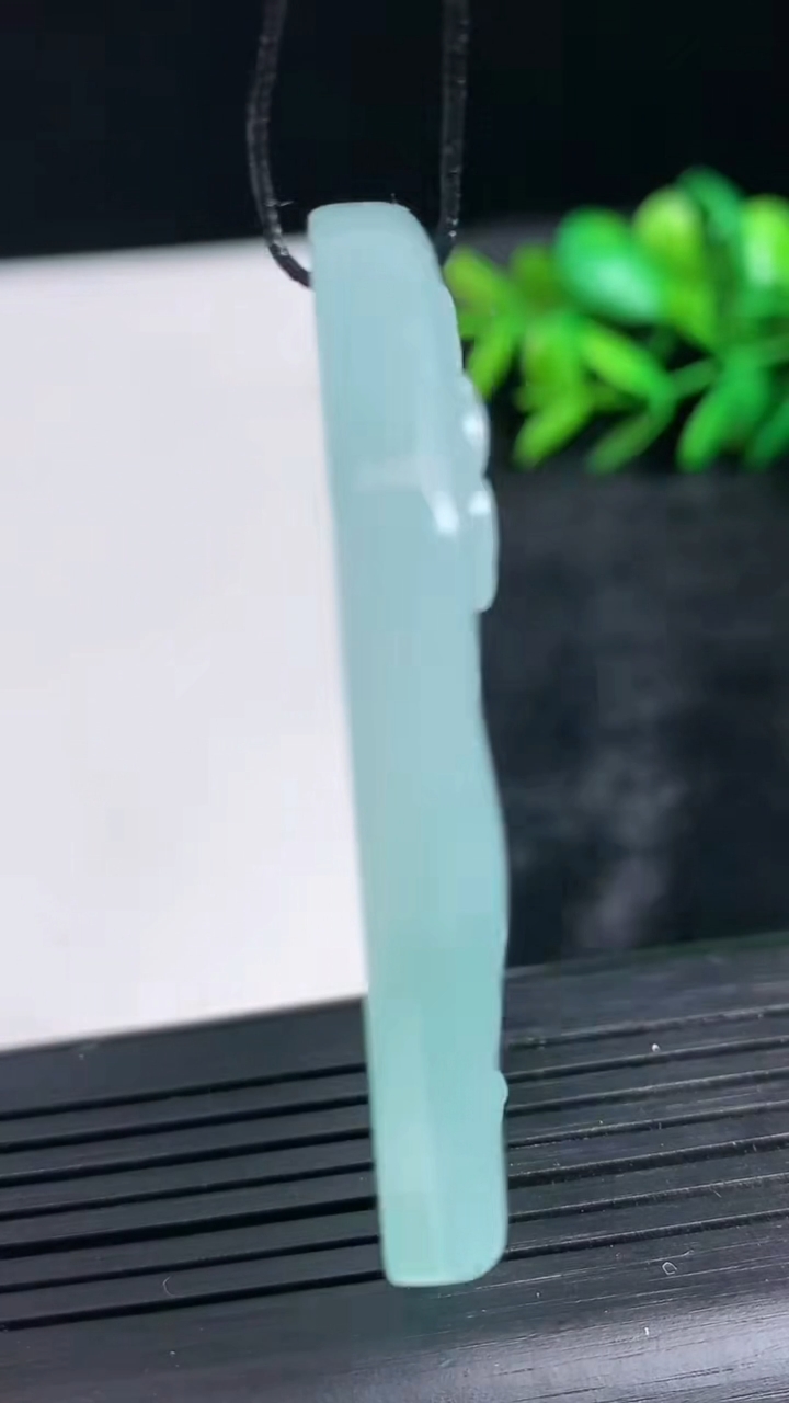 天然A货翡翠普贤菩萨吊坠尺寸53.8-43-6.7重量:36.84g
3月24日