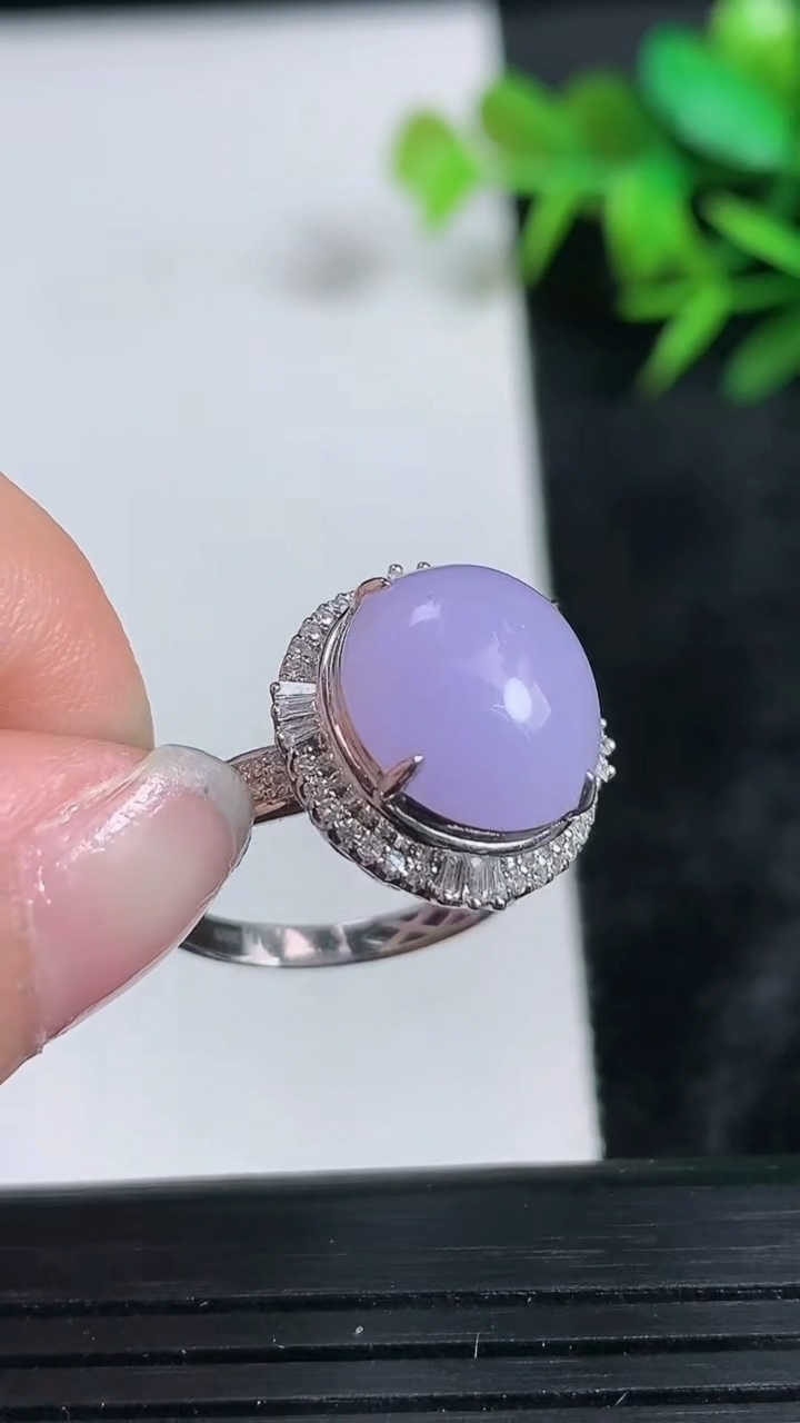 天然A货翡翠18K金紫罗兰蛋面戒指尺寸17.5-12.3-11.3重量:4.29g2026年3月24日
工厂直销收藏佳品,种好水足，色泽均匀，有种有色，上手高大气！